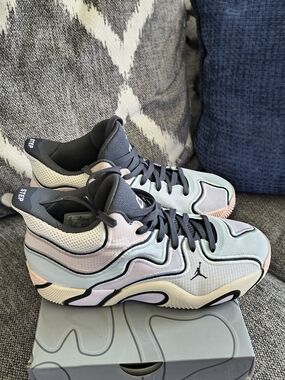  Jordan Tatum 3 in the "Sidewalk Chalk" colorway. Women's/Youth. Worn Once..